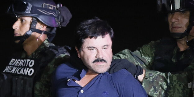 Zwei Polizisten mit "El Chapo" Zwei Polizisten mit "El Chapo"