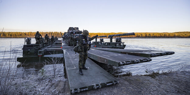 Soldaten auf Heersbrücken an einem Gewässer in Norwegen Soldaten auf Heersbrücken an einem Gewässer in Norwegen