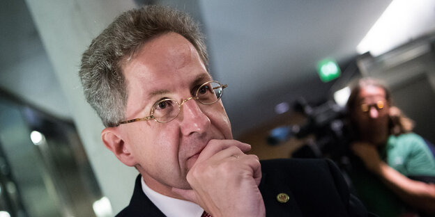 Maaßen hält die Hand an sein Kinn Maaßen hält die Hand an sein Kinn