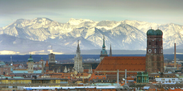 Die Frauenkirche vor den schneebedeckten Alpen Die Frauenkirche vor den schneebedeckten Alpen