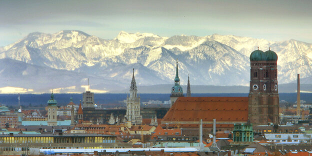 Die Frauenkirche vor den schneebedeckten Alpen