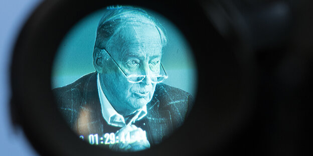 Das Gesicht von AfD-Chef Alexander Gauland ist bei einer Pressekonferenz durch eine Kamera zu sehen Das Gesicht von AfD-Chef Alexander Gauland ist bei einer Pressekonferenz durch eine Kamera zu sehen
