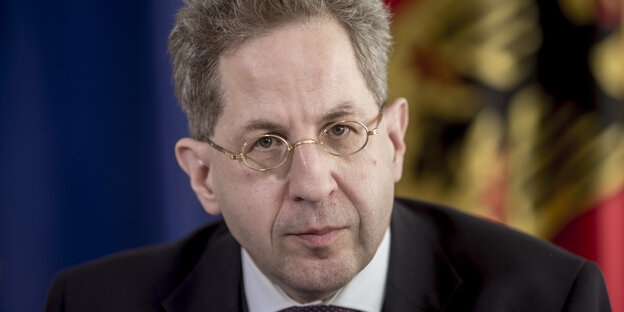 Maaßen vor einer Deutschlandflagge Maaßen vor einer Deutschlandflagge