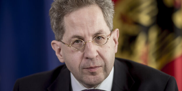 Maaßen vor einer Deutschlandflagge