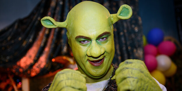 Markus Söder ballt als Shrek kostümiert seine Fäuste Markus Söder ballt als Shrek kostümiert seine Fäuste