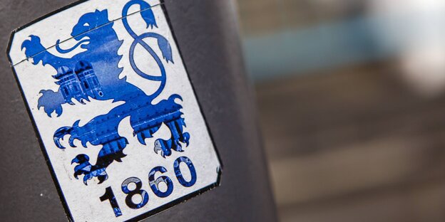 Ein weiß-blauer Sticker mit Logo des TSV 1860 München Ein weiß-blauer Sticker mit Logo des TSV 1860 München