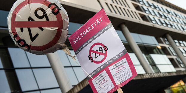 Ein Luftballon mit dem durchgestrichenen Aufdruck 219a Ein Luftballon mit dem durchgestrichenen Aufdruck 219a
