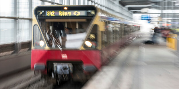 ein S-bahn-Zug fährt in einen Bahnhof ein ein S-bahn-Zug fährt in einen Bahnhof ein