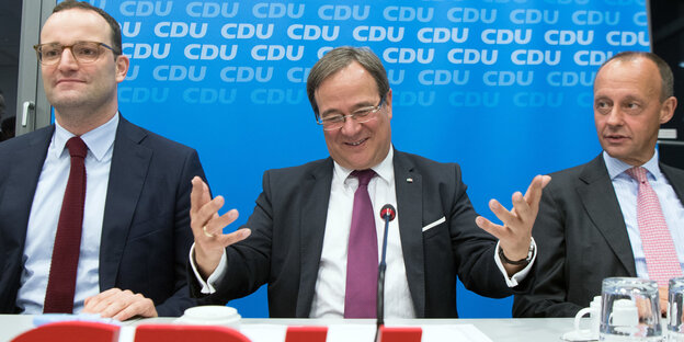 Jens Spahn, Armin Laschet und Friedrich Merz sitzen nebeneinander, Laschet gestikuiert Jens Spahn, Armin Laschet und Friedrich Merz sitzen nebeneinander, Laschet gestikuiert