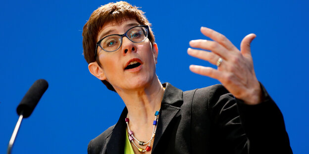 Die Politikerin Annegret Kramp-Karrenbauer gestikuliert Die Politikerin Annegret Kramp-Karrenbauer gestikuliert