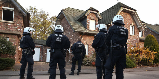 Polizisten vor dem letzten besetzten Haus in Manheim Polizisten vor dem letzten besetzten Haus in Manheim