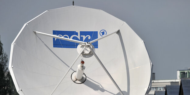 MDR-Logo auf Satellitenschüssel MDR-Logo auf Satellitenschüssel