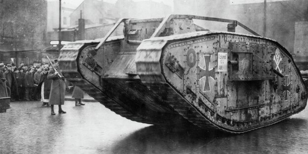 Ein schwarz-weiß-Bild eines großen Panzers Ein schwarz-weiß-Bild eines großen Panzers