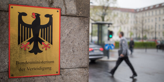Ein Schild an einer Mauer Ein Schild an einer Mauer