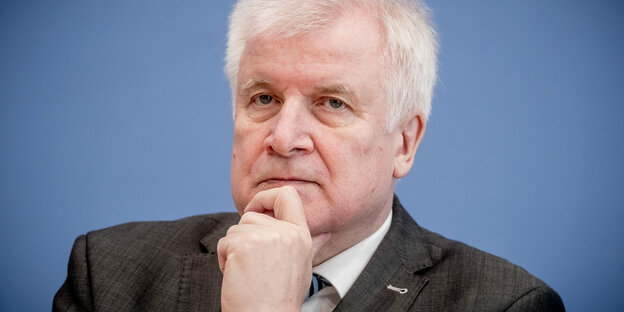Horst Seehofer (CSU) macht eine nachdenlliche Pose Horst Seehofer (CSU) macht eine nachdenlliche Pose