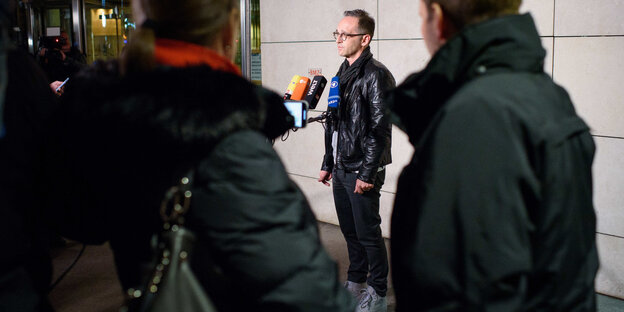 Heiko Maas steht vor der Presse mit Lederjacke und weißen Turnschuhen Heiko Maas steht vor der Presse mit Lederjacke und weißen Turnschuhen