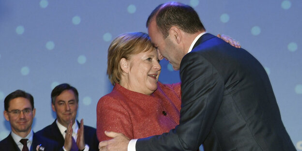 Angela Merkel und Manfred Weber liegen sich in den Armen Angela Merkel und Manfred Weber liegen sich in den Armen