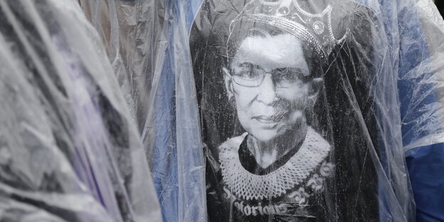 Unter einem Regencape trägt ein ProChoice+Demonstrant ein Tshirt mit Ruth Bader Ginsburg Unter einem Regencape trägt ein ProChoice+Demonstrant ein Tshirt mit Ruth Bader Ginsburg