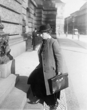 Marie Juchacz auf dem Weg zu einer Sitzung, 1919