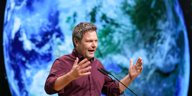 Robert Habeck vor einer Weltkugel Robert Habeck vor einer Weltkugel