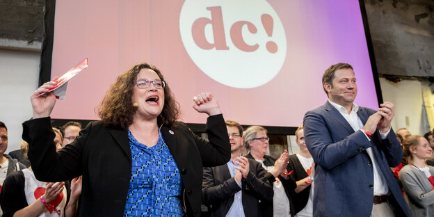 Andrea Nahles, Larsklingbeil und andere jubeln auf einer Bühne Andrea Nahles, Larsklingbeil und andere jubeln auf einer Bühne