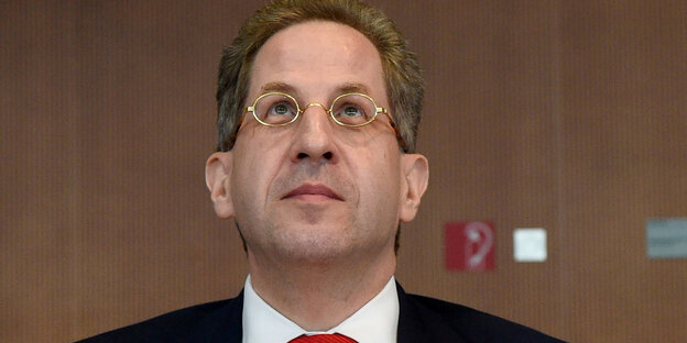 Maaßen schaut nach oben Maaßen schaut nach oben