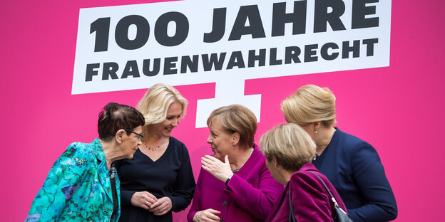 Merkel umgeben von den Politikerinnen Rita Süssmuth, Manuela Schwesig, Christine Bergmann und Franziska Giffey Merkel umgeben von den Politikerinnen Rita Süssmuth, Manuela Schwesig, Christine Bergmann und Franziska Giffey