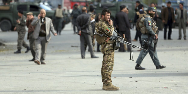 Mehrere schwerbewaffnete Soldaten in Kabul Mehrere schwerbewaffnete Soldaten in Kabul
