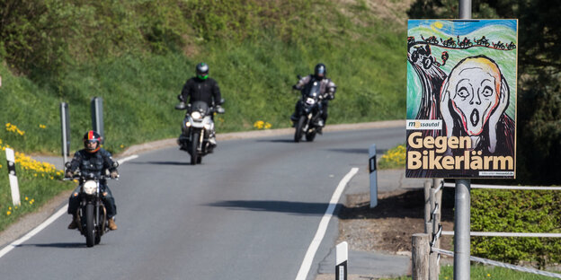 Biker und Protestschild gegen Lärm Biker und Protestschild gegen Lärm