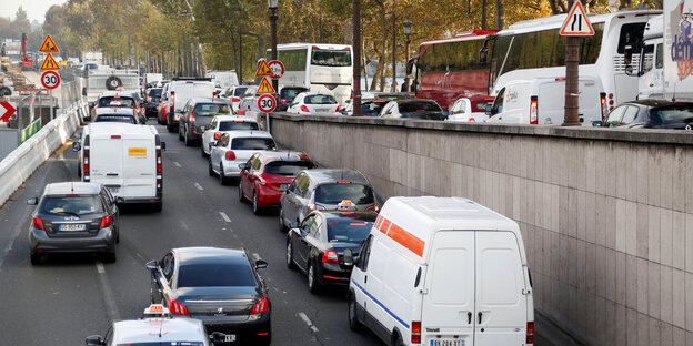 Stau in Pariser Innenstadt