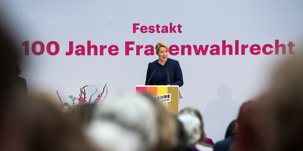 Bundesfamilienministerin Franziska Giffey spricht beim Festakt zu 100 Jahre Frauenwahlrecht im Deutschen Historischen Museum. Bundesfamilienministerin Franziska Giffey spricht beim Festakt zu 100 Jahre Frauenwahlrecht im Deutschen Historischen Museum.