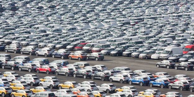 Auf einem Parkplatz stehen viele Autos dicht nebeneinander Auf einem Parkplatz stehen viele Autos dicht nebeneinander