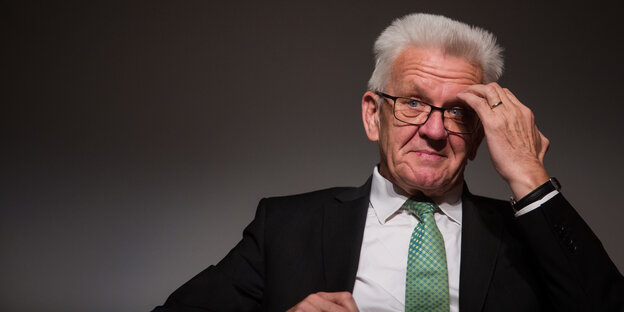 Winfried Kretschmann fasst sich an den Kopf