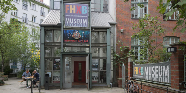 Die Eingangstür zum Museum Friedrichshain-Kreuzberg steht offen Die Eingangstür zum Museum Friedrichshain-Kreuzberg steht offen