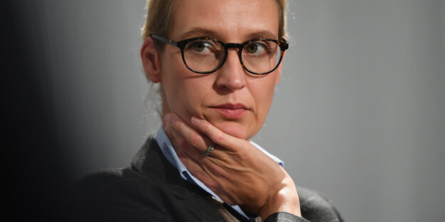 Alice Weidel legt eine Hand an ihr Kinn Alice Weidel legt eine Hand an ihr Kinn