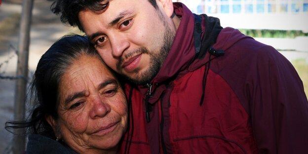 Carlos Haas und seine Mutter halten sich in den Armen Carlos Haas und seine Mutter halten sich in den Armen