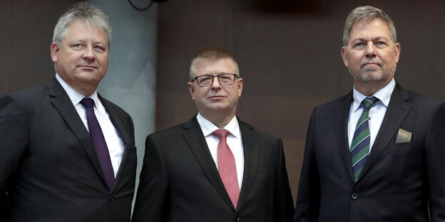Bruno Kahl, Thomas Haldenwang und Christof Gramm stehen nebeneinander Bruno Kahl, Thomas Haldenwang und Christof Gramm stehen nebeneinander