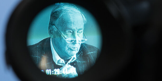 Gauland durch das Okular einer Kamera Gauland durch das Okular einer Kamera