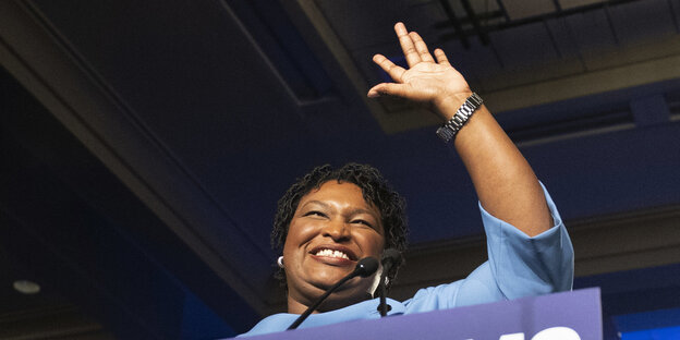 Georgia-Gouverneurskandidatin Stacey Abrams winkt Georgia-Gouverneurskandidatin Stacey Abrams winkt