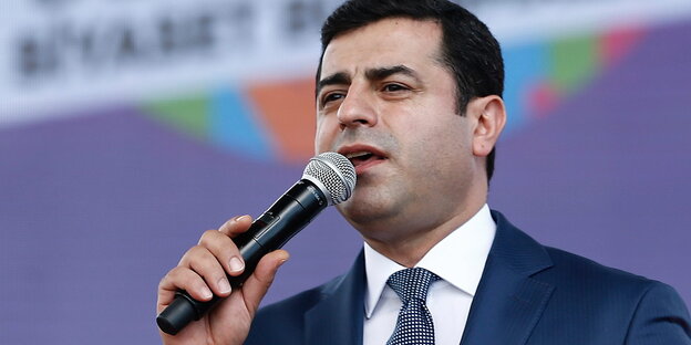 Der frühere Vorsitzende der türkischen, pro-kurdischen Oppositionspartei HDP, Selahattin Demirtas, spricht auf einer Kundgebung