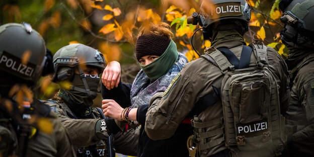 Eine Aktivistin wird bei der Räumung des Protestcamps von Waldbesetzern im Treburer Oberwald von der Polizei weggebracht Eine Aktivistin wird bei der Räumung des Protestcamps von Waldbesetzern im Treburer Oberwald von der Polizei weggebracht