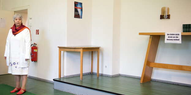 seyran ates steht am eingang eines kirchengebetsraums seyran ates steht am eingang eines kirchengebetsraums