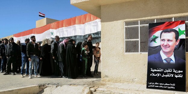 Syrische Flüchtlinge warten an einem Grenzübergang Syrische Flüchtlinge warten an einem Grenzübergang
