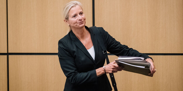Eine Frau mit Aktenordner Eine Frau mit Aktenordner