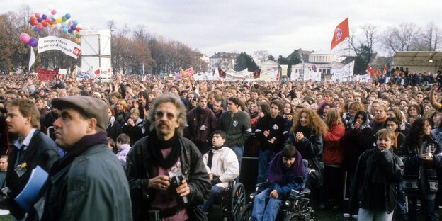 Demonstration unter dem Motto „Grundrechte verteidigen, Flüchtlinge schützen, Rassismus bekämpfen“ in Bonn 1992 Demonstration unter dem Motto „Grundrechte verteidigen, Flüchtlinge schützen, Rassismus bekämpfen“ in Bonn 1992