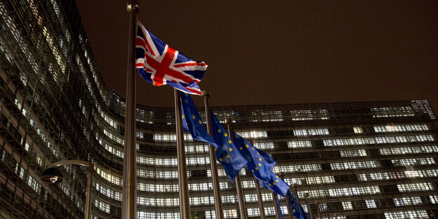 Britische Flagge neben EU-Flaggen Britische Flagge neben EU-Flaggen