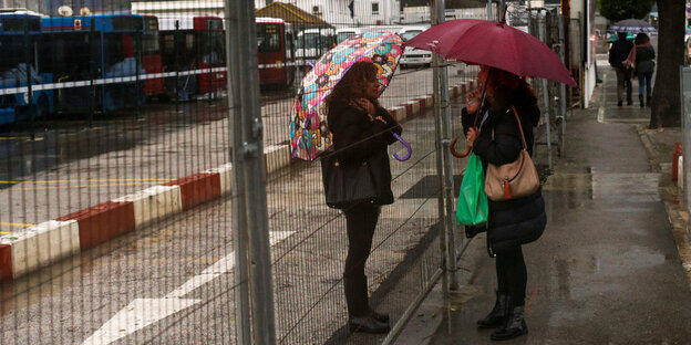 Zwei Frauen unterhalten sich auf Gibraltar durche einen Zaun hindurch Zwei Frauen unterhalten sich auf Gibraltar durche einen Zaun hindurch