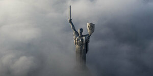 Die Luftaufnahme zeigt die Mutter-Heimat-Statue im Morgennebel in Kiew.