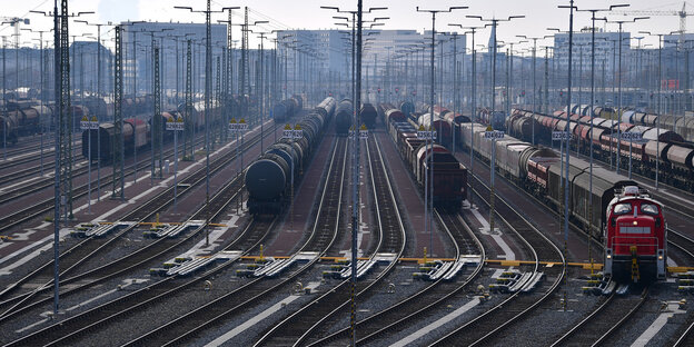 Gleisanlagen und Züge vor einem Bahnhof Gleisanlagen und Züge vor einem Bahnhof