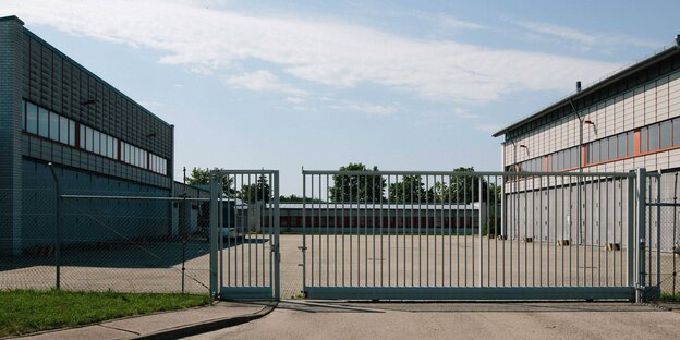 Das Eingangstor vom Ankerzentrum Das Eingangstor vom Ankerzentrum